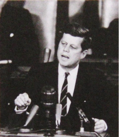 Президент США Джон Ф. Кеннеди объявляет о начале программы по высадке человека на Луну. 25 мая 1961 года