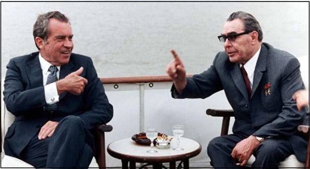  Генеральный секретарь ЦК КПСС Л.И. Брежнев (справа) – советский творец политики разрядки с президентом США Р. Никсоном